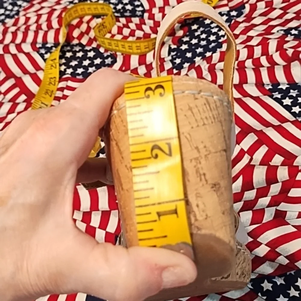 Easy Street Strictly Comfort EUC Tan Sandals Strappy Design Buckle Closure. 8M. - Picture 7 of 7